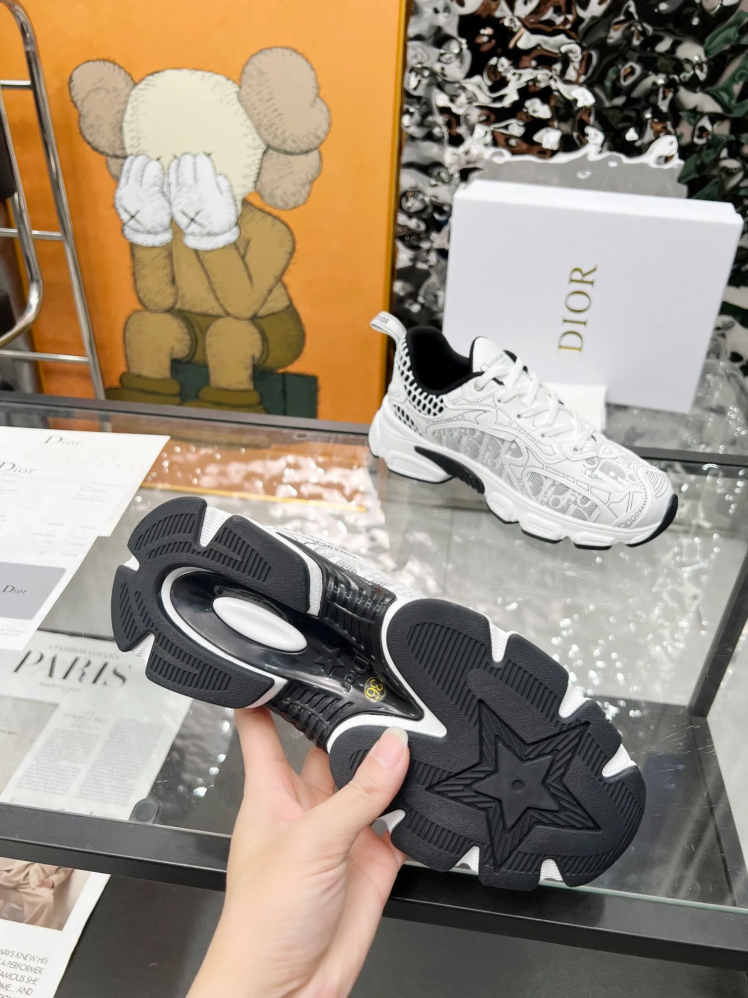 P560🐮🐮The official website of Dijia's new colors has been updated simultaneously [Celebration] This Dior Vibe sneaker incorporates Dior's high-end spirit and reinterprets classic running shoes. White mesh fabric features an Oblique print and is paired with laminated leather-effect panels in gold and silver tones for a contrasting look. It is further embellished with classic details such as 3D effect details, the lucky star symbol on the rear, and the logo on the tongue and rear pull tab. The lightweight sole is embellished with gray stars, complementing a variety of casual or elegant pieces for a modern look. Size: Women’s size 35-41 (35/42 can be customized) Men’s size 40-46 (39/46 can be customized)